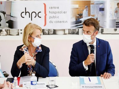 Brigitte Bourguignon, ministre de la Santé, et le président Emmanuel Macron le 31 mai 2022 à l'hôpital de Cherbourg - Sameer Al-DOUMY [AFP]