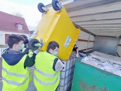 Lors des actions de ramassage du papier à recycler. - RTM