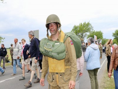 Julien Dubourguais, 28 ans, de Picauville, a sauté en parachute d'époque au-dessus de Carentan.