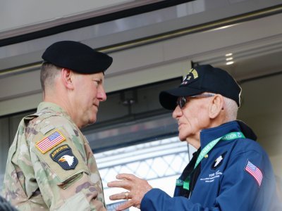 Le vétéran de la 101st Airborne Tom Rice et Joseph Patrick McGee, Major Général de la 101st Airborne Division.