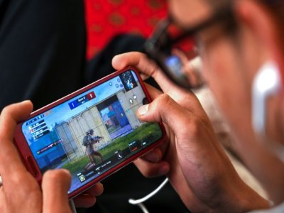 Un jeune Afghan joue au jeu vidéo PUBG que les talibans veulent interdire, le 27 mai 2022 à Kaboul - Wakil KOHSAR [AFP]