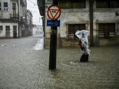 Une rue inondée à La Havane, le 3 juin 2022 à Cuba - YAMIL LAGE [AFP]