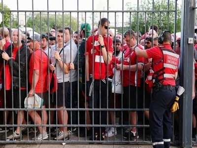 Des supporters de Liverpool attendent à l'extérieur du stade lors de la finale de la Ligue des champions de l'UEFA entre Liverpool et le Real Madrid au Stade de France à Saint-Denis, au nord de Paris, le 28 mai 2022 - THOMAS COEX [AFP/Archives]