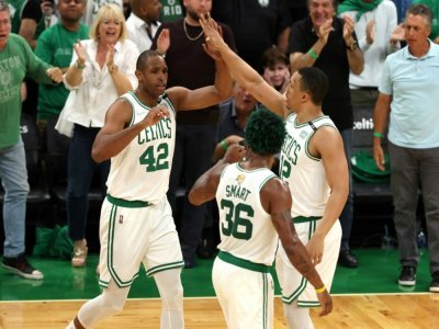 Al Horford (g.), des Boston Celtics, avec ses coéquipiers Marcus Smart (c.) et Grant Williams (d.) lors du troisième match des finales NBA contre les Golden State Warriors, à Boston, le 08 juin 2022 - Maddie Meyer [GETTY IMAGES NORTH AMERICA/AFP]