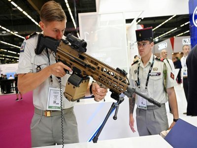 Un militaire français tient un fusil d'assaut du fabriquant belge FN Herstal au salon international de défense Eurosatory à Villepinte, près de Paris, le 13 juin 2022 - Emmanuel DUNAND [AFP]