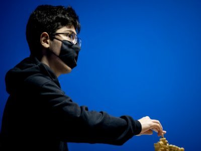 Le joueur d'échecs d'origine iranienne Alireza Firouzja lors d'une partie contre le champion néerlandais Jorden van Foreest au tournoi international Tata Steel à Wijk aan Zee, aux Pays-Bas, le 21 janvier 2021 - Koen van Weel [ANP/AFP/Archives]