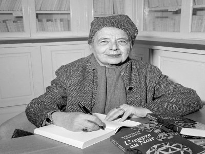 L'autrice française Marguerite Yourcenar en pleine séance de dédicace de son livre "L'oeuvre au noir", récompensée du prix Femina, à Paris, le 26 novembre 1968 - [AFP/Archives]