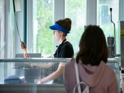 Sofia-Rose Adams, 13 ans, sert une glace à un client dans un café de Saint-Mathias-sur-Richelieu, Canada, le 12 juin 2022 - Paola Chapdelaine [AFP/Archives]