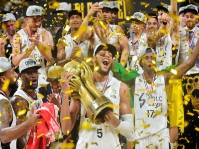 Les joueurs de Villeurbanne célèbrent leur titre de champions de France, après avoir remporté le 5e match décisif face à Monaco, le 25 juin 2019 à l'Astroballe Arena - ROMAIN LAFABREGUE [AFP/Archives]