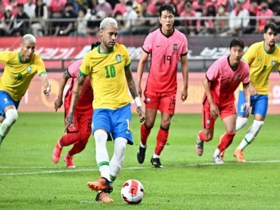 L'attaquant Neymar marque le premier de ses deux penalties face à la Corée du sud, lors de la victoire du Brésil, 5-1 face à la Corée du sud en match amical, le 2 juin 2022 à Séoul - ANTHONY WALLACE [AFP/Archives]