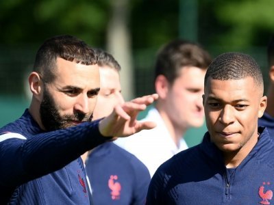 Karim Benzema et Kylian Mbappé à un entraînement de l'équipe de France, le 1er juin 2022 à Clairefontaine-en-Yvelines - FRANCK FIFE [AFP/Archives]