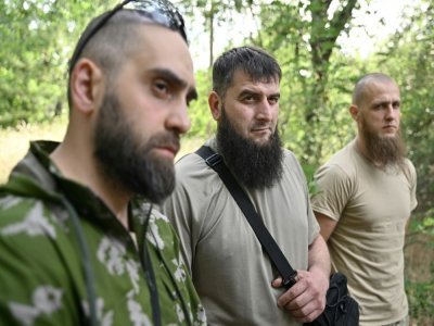 (g-d) Mansour (c), Islam (g) et Asadulla,  combattants du bataillon Cheikh Mansour, le 9 juin 2022 à Zaporijjia, en Ukraine - Genya SAVILOV [AFP]