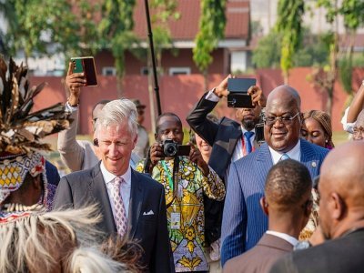 Le roi Philippe de Belgique et le président congolais Félix Tshisekedi (d) à l'aéroport de Kinshasa, le 7 juin 2022 en RDC - Arsene Mpiana [AFP/Archives]