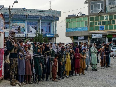 Des Afghans font la queue dans la ville de Sharan  pour donner leur sang pour les victimes du séisme qui a frappé le sud-est du pays, le 22 juin 2022 - Ahmad SAHEL ARMAN [AFP]