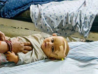 Un enfant soigné dans un hôpital dans la ville de Sharan après avoir été blessé dans le séisme qui a frappé le sud-est de l'Afghanistan, le 22 juin 2022 - Ahmad SAHEL ARMAN [AFP]