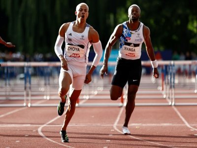 Sasha Zhoya (g) remporte le 110 m haies des championnats de France devant Aurel Manga (d), le 25 juin 2022 à Caen - Sameer Al-DOUMY [AFP]