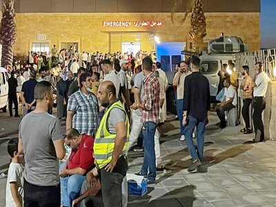 Des proches attendent devant un hôpital où des blessés ont été transportés après une fuite de chlore provoquée par la chute d'un conteneur au port d'Aqaba, le 27 juin 2022  en Jordanie - - [AFP]