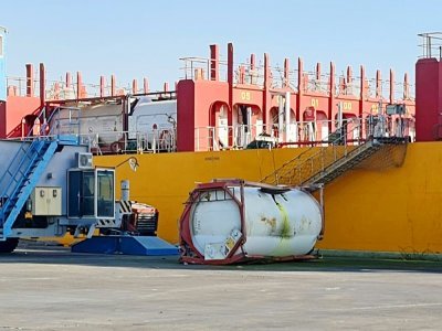 Vue partielle d'un conteneur qui a chuté provoquant une fuite de chlore au port d'Aqaba, le 27 juin 2022 en Jordanie - - [AFP]