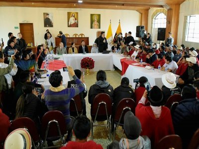 Des représentants du mouvement indigène et des membres du gouvernement équatorien se rencontrent à Quito, le 27 juin 2022 - Rodrigo BUENDIA [AFP]