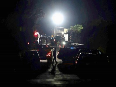 Des policiers et secouristes sur le site où des migrants ont été retrouvés morts dans un camion, le 28 juin 2022 à San Antonio, au Texas - Sergio FLORES [AFP]