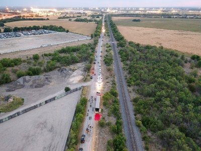 Vue aérienne du camion dans lequel des migrants ont été retrouvés morts à San Antonio, le 27 juin 2022 au Texas - Jordan Vonderhaar [Getty/AFP]