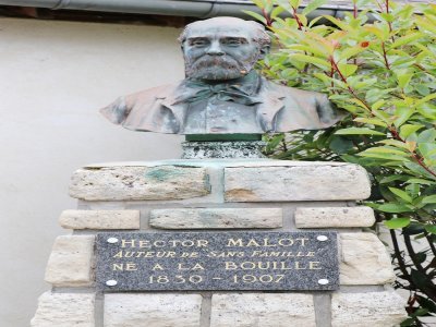 Statue d'Hector Malot, écrivain et auteur de Sans Famille, natif de La Bouille. 