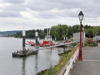 Le bac de La Bouille traverse la Seine jusqu'à Sahurs. 