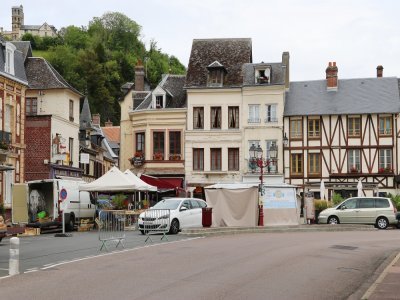 Le centre-ville de La Bouille animé par le marché mercredi 29 juin.