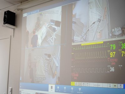 Un système d'enregistrement vidéo et sonore permet de faire un débriefing des sessions de simulation auprès des soignants en formation.