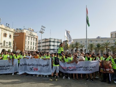 Des manifestants rassemblés dans la capitale libyenne Tripoli, le 1er juillet 2022, pour protester contre la détérioration des conditions de vie dans le pays - Mahmud TURKIA [AFP]
