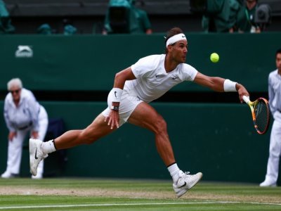 Rafael Nadal contre l'Américain Taylor Fritz en quart de finale de Wimbledon, le 6 juillet 2022 - Adrian DENNIS [AFP]
