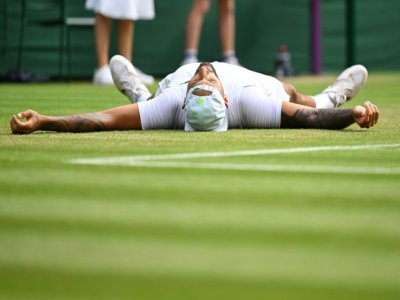 L'Australien Nick Kyrgios heureux sur le gazon de Wimbledon après sa victoire en quart de finale contre le Chilien Cristian Garin, le 6 juillet 2022 - SEBASTIEN BOZON [AFP]