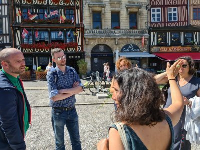 Rouen gourmande, visite hebdomadaire, met en avant le patrimoine de la ville et propose des arrêts dégustation chez des artisans de renom.