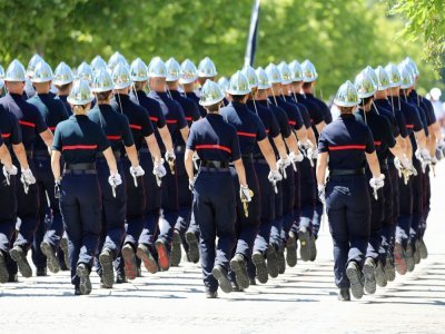 Sapeurs-pompiers de l'école nationale supérieure des officiers sapeurs-pompiers en répétition pour le défilé du 14 juillet à Paris. - ENSOSP
