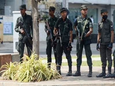 Des soldats srilankais montent la garde dans une rue de Colombo, le 14 juillet 2022 - Arun SANKAR [AFP]