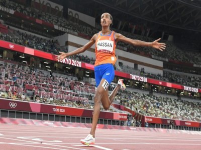La Néerlandaise Sifan Hassan célèbre sa victoire en finale du 10.000 m aux Jeux olympiques de Tokyo 2020, le 7 août 2021 - Jewel SAMAD [AFP/Archives]