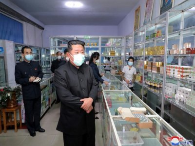 Le dirigeant nord-coréen Kim Jong Un visite une pharmacie à Pyongyang, le 15 mai 2022 - STR [KCNA VIA KNS/AFP]