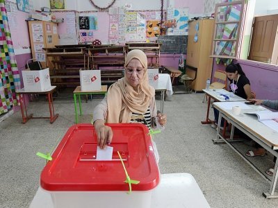 Une Tunisienne vote au référendum sur la Constitution, le 25 juillet 2022 à Tunis - FETHI BELAID [AFP]