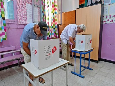 Des Tunisiens votent au référendum sur la Constitution, le 25 juillet 2022 à Tunis - FETHI BELAID [AFP]