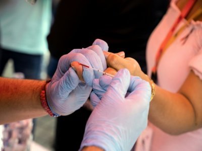 Test rapide de dépistage du sida le 3 décembre 2021 à Caracas - Yuri CORTEZ [AFP/Archives]