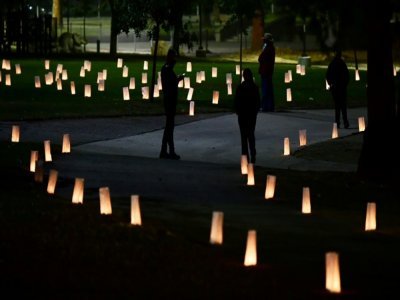 Des bougies sont alignées dans un parc à Los Angeles le 1er décembre 2021, journée mondiale de lutte contre le sida - Frederic J. BROWN [AFP/Archives]