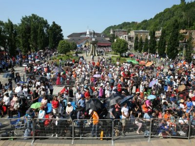 Des fidèles écoutent la messe célébrée par le pape François à Sainte-Anne-de-Beaupré, le 28 juillet 2022 au Québec - LARS HAGBERG [AFP]