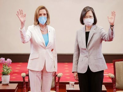 La N.3 américaine Nancy Pelosi (g) et la présidente taïwanaise Tsai Ing-wen à Taipei, le 3 août 2022 - Handout [Taiwan Presidential Office/AFP]