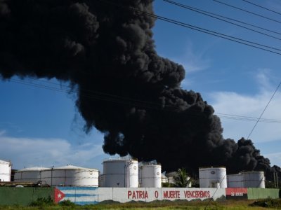 Un incendie dans un dépôt pétrolier frappé par la foudre à 100 km de La Havane à Cuba le 6 août 2022 - YAMIL LAGE [AFP]