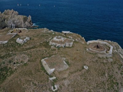 Vue aérienne de fortifications sur l'île de Cézembre, au large de Saint-Malo, le 4 août 2022 - Damien MEYER [AFP]