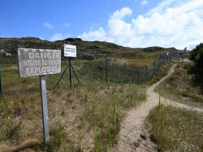 Un panneau avertit les visiteurs du danger, sur l'île de Cézembre, au large de Saint-Malo, le 5 août 2022 - Damien MEYER [AFP]