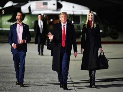 Donald Trump (centre), Ivanka Trump et Donald Trump Jr (gauche) à Marietta, aux Etats-Unis, le 4 janvier 2021 - MANDEL NGAN [AFP/Archives]