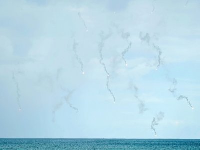 Des soldats de l'armée taïwanaise tirent des fusées éclairantes lors d'un exercice anti-atterrissage dans le comté de Pingtung au sud de Taïwan, le 9 août 2022 - Sam Yeh [AFP]