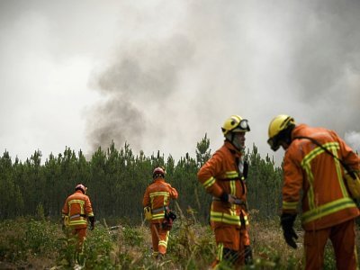 Des pompiers sur le site d'un incendie près de Saint-Magne, le 11 août 2022 en Gironde - Philippe LOPEZ [AFP]