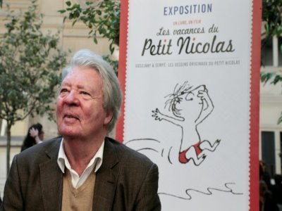 Le dessinateur français Jean-Jacques Sempé devant une affiche d'une exposition consacrée au "Petit Nicolas", le 18 juin 2014 à Paris - JACQUES DEMARTHON [AFP/Archives]